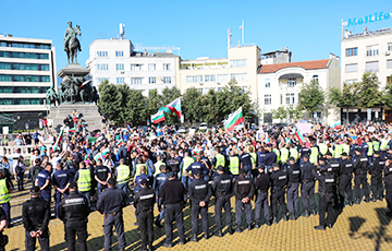 В Болгарии протестующие заблокировали бульвар перед зданием парламента