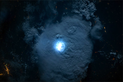 Астронавт МКС сфотографировал молнию из космоса