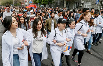 «Пробуждение»: Студенты заблокировали главные дороги в Ереване