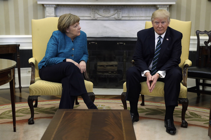 СМИ узнали о врученном Трампом Меркель счете на 300 миллиардов за услуги НАТО