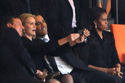 Фотограф AFP раскритиковал мировую реакцию на «селфи» Обамы