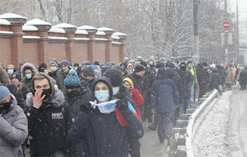 Огромные колонны людей подошли к «Матросской тишине», где сидит Алексей Навальный
