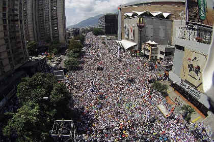 В Венесуэле прошли массовые акции сторонников и противников Мадуро
