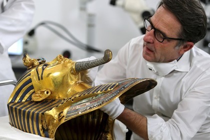 Бородку на маске Тутанхамона переклеили по-древнеегипетски
