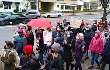 У кинотеатра «Беларусь» стартовал Женский марш солидарности с бастующими рабочими