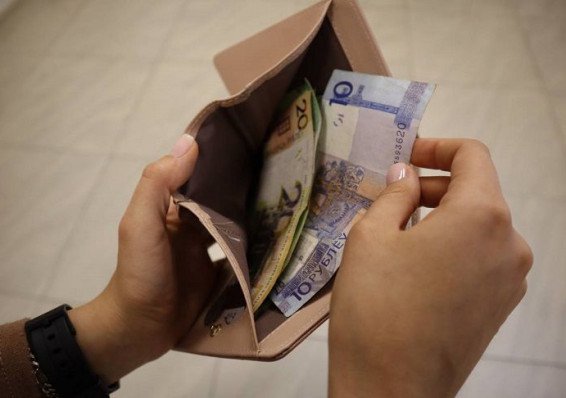 Более 44 процентов белорусов ощутили в сентябре снижение своих доходов