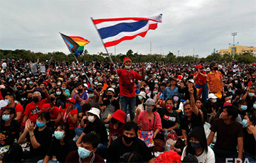 Протесты в Бангкоке: на площадь перед королевским дворцом вышли тысячи людей