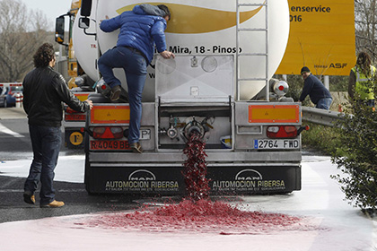 Испания выразила Франции протест после нападения на грузовики с вином
