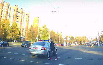 Видеофакт: В Гродно девушка отказалась уступать дорогу кортежу Лукашенко