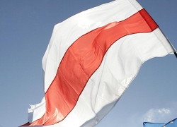 На Партизанском проспекте вывесили бело-красно-белый флаг