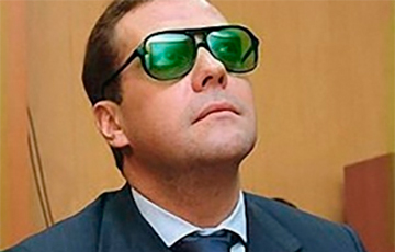 В какой стране живет премьер РФ Медведев?