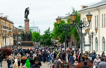«Жыве Беларусь!» в Бресте: люди подсветили ночную акцию мобильными телефонами