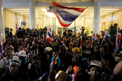 В Бангкоке демонстранты ворвались в здание министерства финансов