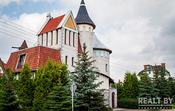 Привет, 90-е. Кто в Беларуси строит «замки» и «церкви» со шпилями?