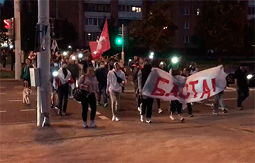 Минчане идут шествием и скандируют «Жыве Беларусь!»