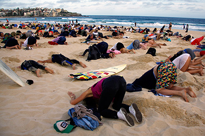 Австралийские защитники природы засунули головы в песок