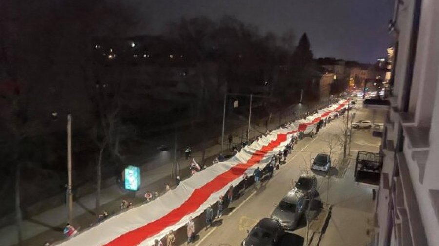 В Литве по случаю «Дня воли» состоялось шествие, по улицам пронесли огромный бело-красно-белый флаг