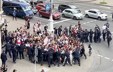 Колонна студентов прорвалась через оцепление ОМОН на проспекте в Минске