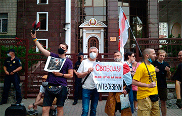 «Стоп таракан»: в Киеве прошла акция солидарности с белорусским народом