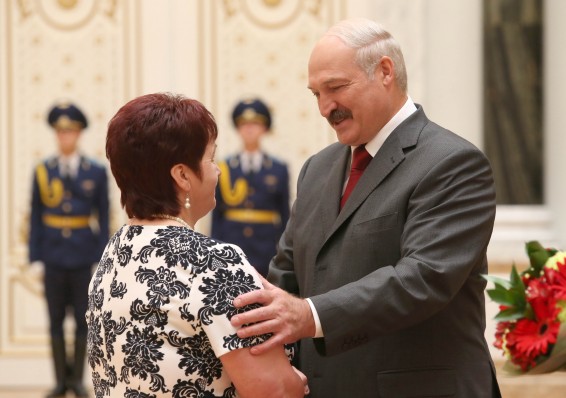 Лукашенко наградил многодетных матерей