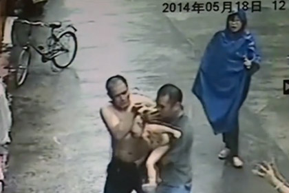 В Китае прохожий поймал выпавшего из окна младенца