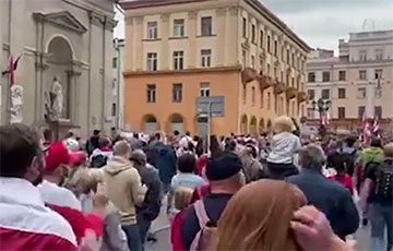 Тысячи белорусов уже возле Октябрьской площади