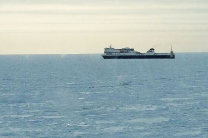 У Атлантического побережья Канады во льдах застрял пассажирский паром