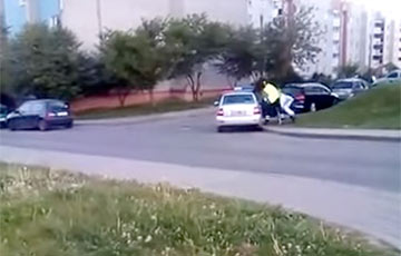 Видеофакт: В Гродно ГАИ силой заталкивает женщину в машину