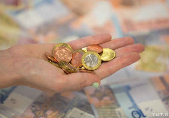 Реальные денежные доходы белорусов снизились на 4,5 процента