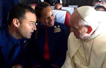 Папа Франциск обвенчал на борту самолета стюардессу и бортпроводника