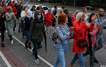 В Гродно колонна протестующих марширует по городу
