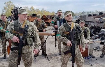 Украинские военные записали новый клип на песню «Байрактар» на фоне уничтоженной техники РФ