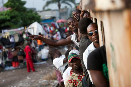 Более 30 человек погибли при крушении поезда в Конго