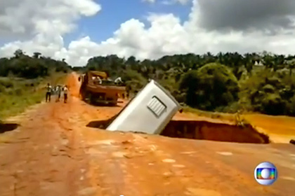 В Бразилии автобус целиком провалился в яму на дороге