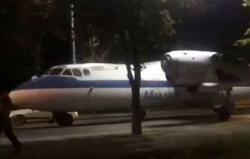 Видеофакт: По улицам Киева ночью провезли самолет
