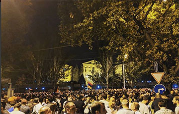 В Ереване десятки тысяч человек заблокировали здание парламента с депутатами
