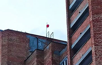 Партизаны Курасовщины вывесили на крыше дома национальный флаг