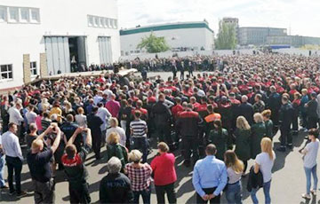 Возле Минского завода колесных тягачей собрались сотни рабочих