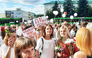 В Барановичах люди маршем идут к местному СИЗО