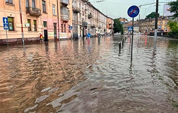 На Львов обрушилась сильная буря: фото и видео