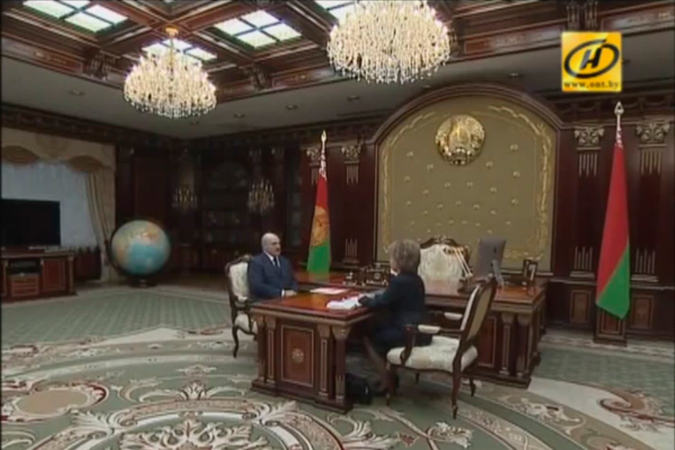 В новом кабинете Лукашенко большой телевизор и iMac