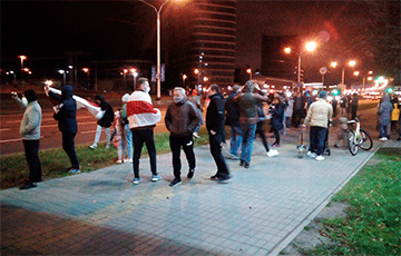 Белорусы выстроились в цепь солидарности возле «Минск-Арены»