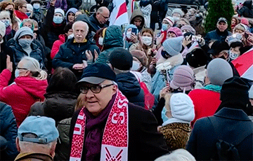 Видеофакт: На площади Якуба Коласа участники Марша поют «Купалінку»