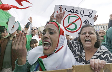 Десятки тысяч протестующих призывают правительство Алжира уйти в отставку