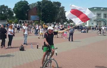 Видеофакт: Велосипедисты с национальными флагами выехали в центр Пружан