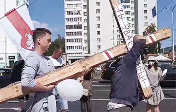 В народном мемориале на Пушкинской белорусы установили крест
