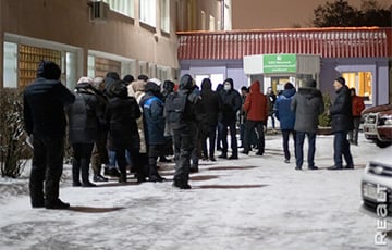 «Ничего лучше по цене сейчас нет»: Как в Минске по пять дней стоят на улице в очереди за дешевыми квартирами