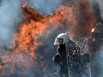 Афинская полиция отогнала демонстрантов от парламента