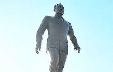 Жители Талдыкоргана сносят памятник Назарбаеву: видеофакт