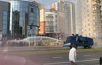 Как протестующие в Минске превратили водомет в «кита»
